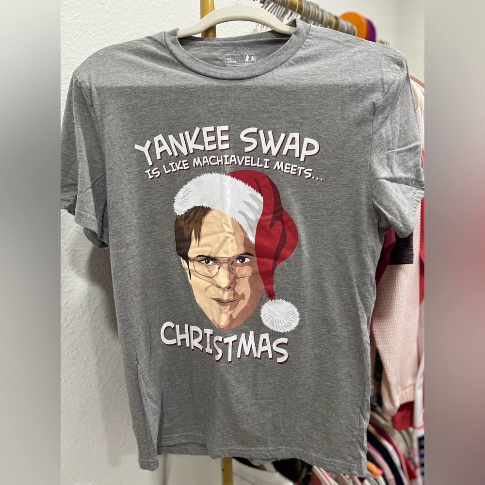 🛍️🛍️ THE OFFICE Dwight Yankee Swap Christmas Graphic Tshirt EUC - Picture 2 of 5